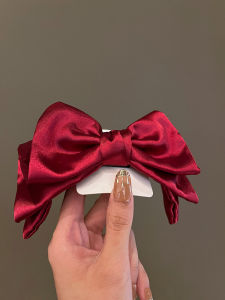 กิ๊บติดผมผ้าซาตินสีแดงพร้อมโบว์ผีเสื้อขนาดใหญ่สำหรับเด็กผู้หญิง กิ๊บติดผมแบบมีโครง ตกแต่งผม ตกแต่งผม เครื่องประดับผม