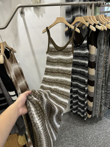 ชุดเดรสยาวทรงเอแขนกุดคอวีสไตล์เรโทรสำหรับผู้หญิงในฤดูใบไม้ร่วง ชุดชั้นในทรงเข้ารูป ชุดเดรสยาวคลุมเข่า