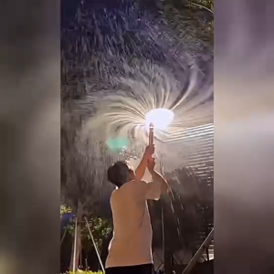 Kembang api gaya tiktok pistol air mainan anak-anak / penyemprot air tarik permainan air pertarungan air