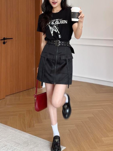 Shalldoer | ชุดเดรสสั้นพิมพ์ลายตัวอักษรสไตล์เกาหลีสำหรับผู้หญิง ฤดูร้อน 2025 ชุดกระโปรงสองชิ้นปลอมพร้อมกระโปรงสั้นและเสื้อชั้นใน