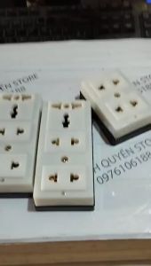 Ổ cắm điện 3 ngả có lỗ cắm đa năng đế đen Nival  16A-250V mặt ổ cắm chống cháy chống va đập
