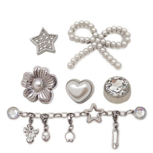 หัวเข็มขัด Crocs ใหม่พร้อมดอกไม้ตกแต่งสีเงิน ปมผีเสื้อ หัวใจ สไตล์ใหม่ ฤดูใบไม้ผลิ 2025 แบรนด์ Xuan