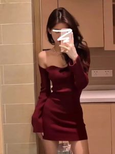 แขนยาวถักสีแดงย้อนยุค เดรสรัดรูป เดรส ผู้หญิง ฤดูใบไม้ร่วง ฤดูหนาว พรางหุ่น กระโปรงสั้น Square ปกเสื้อ บุคลิกภาพฐานการสึกหรอด้านใน