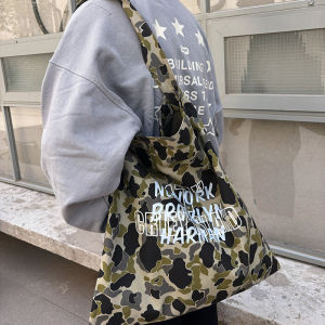 กระเป๋าผ้าแคนวาส Olive สีเขียว ลายพราง สะพายไหล่กว้าง สายคล้อง แบบสะพายข้างเดียว กระเป๋าเป็นมิตรกับสิ่งแวดล้อม สไตล์สตรีทแฟชั่น ลายตัวอักษร กระเป๋าเดินทาง