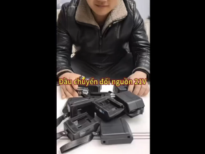 <kkt> Pin lithium 21V chuyển đổi điện thoại di động sạc kho báu đôi USB điện thoại di động với ánh sáng