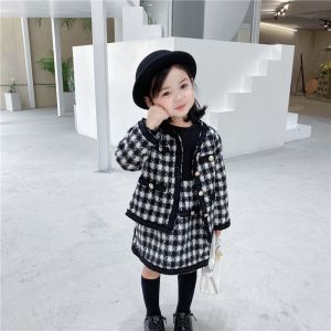ชุดเสื้อคลุมและกระโปรงครึ่งความยาวลายหมากรุกสําหรับเด็กผู้หญิงในฤดูใบไม้ร่วงและฤดูหนาว เสื้อผ้าเด็กทันสมัยสําหรับเด็กอายุ 2 ถึง 7 ปี วัสดุใยโพลีเอสเตอร์