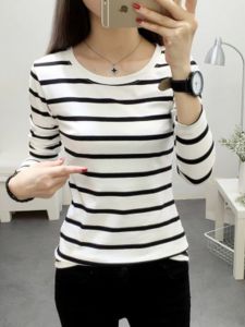 เสื้อยืดคอกลมแขนยาวทรงหลวมบางฤดูใบไม้ผลิและฤดูใบไม้ร่วงสำหรับผู้หญิง เสื้อชั้นในลายทางสไตล์เกาหลี เสื้อชั้นในทรงเข้ารูป เสื้อชั้นในคอวี