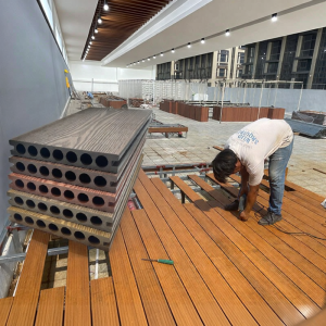 Durable & Solid Co-Extruded Hollow Round Pattern Woodgrain Outdoor Floor