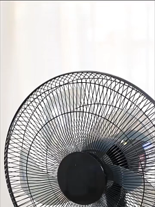 (Ready Stock)Electric Fan Cooling Storage Box Hanging Fan 4 Cup Household Cooler Refrigeration Accessories No Drill Easy Install/Kipas Sejuk Mini Mudah Bawa Gantung Berbekal 4 Gelas Ais Penyejuk Air Untuk Cuaca Tropika