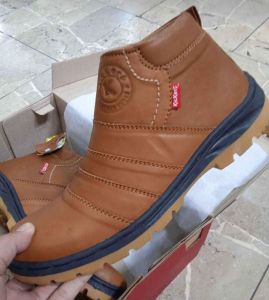 SEPATU MODEL BOOT UNTUK PRIA DEWASA