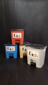 ถังขยะ ถังขยะแบบเหยียบ แบบกด ทรงเหลี่ยม มีฝาปิด ทำจากพลาสติก ขนาดก 21xย22xส21.5 cm ความจุ 4.5 ลิตร พร้อมส่งจากไทย