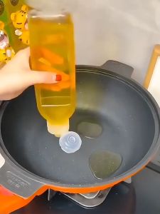 Kitchen PP5 Squeeze Oil Bottle - Oil Control Bottle with No Leakage - Botol Minyak Picit 不漏油挤油瓶 - Easy U Store Ready Stock Malaysia