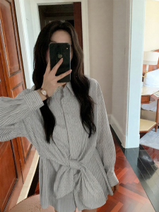 ALOHA LU | Áo Sơ Mi Đơn Giản Có Dải Sọc Và Thiết Kế Cà Vạt Bướm