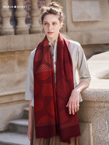 ผ้าพันคอสีแดง Marja Kurki ผ้าขนสัตว์ ผู้หญิง แฟชั่นฤดูหนาว ผ้าคลุมไหล่ กล่องของขวัญ ผ้าไหมพันคอสไตล์ยุโรป ขนสัตว์ 100% ผ้าฝ้าย