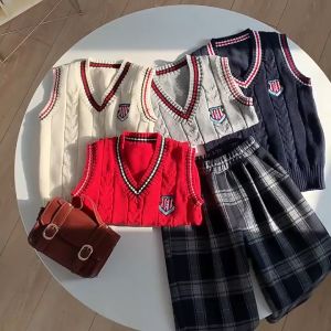 Áo gile len bé trai cổ tim viền kẻ 3-8 tuổi thêu logo chữ E Gile len cho bé không bai xù phong cách Hàn Quốc