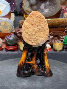 direct send form JB🇲🇾gold egg sugar shine dragon egg crystal decoration 爆花细沙软糖满天星💯黄水晶龙蛋  净重1kg “金蛋”搭配高等树根特制底座👍黄水晶蛋高: 11cm  宽: 8cm x 8cm  净重: 1kg含底座高: 20.5cm  底座宽: 11.5cm x 11cm  总重: 1.3kg