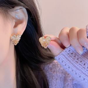 French Crystal Heart Shaped Diamond Embedded Earrings Womens Fashion Gradient Color Alloy Gold Plated Sweet Style Ear Jewelry