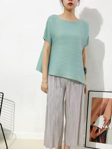 Miyake เสื้อจีบผู้หญิงเสื้อยืดลำลองอเนกประสงค์สีทึบหลวมเสื้อแขนสั้นสำหรับหน้าร้อนแบบไม่สม่ำเสมอคอกลม