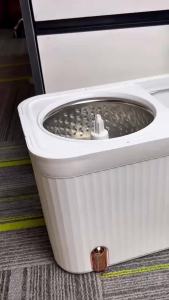 ถังถูพื้น Flat Mop ทำจากวัสดุเกรดดีไม่สึกหลอไม่รั่วซึมออกทนทานต่อการใช้งานไม่เลอะมือ ซักและปั่นแห้งได้ในถังเดียว ถังรีดน้ำ ทนทานไม้ถูพื้น mop พร้อมถังรีดน้ำ