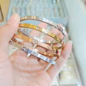 Gelang Titanium Slim Nagita: Desain Minimalis & Tahan Lama