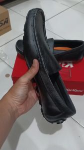 Sepatu Pantofel Kulit Asli KIcker Hitam Elegan Slip On Formal untuk Kantoran