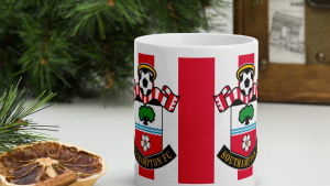 คูลเลอร์คิง Southampton FC แก้วกาแฟ 11 ออนซ์ สีขาว – เหมาะสำหรับชา กาแฟ และของขวัญ ของที่ระลึก
