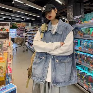 เสื้อกั๊กยีนส์แบบมีกระเป๋าขนาดใหญ่สำหรับใส่ทำงาน แขนกุด ทรงหลวม สำหรับผู้ชาย ฤดูใบไม้ร่วง ฤดูหนาว เสื้อคลุมกันหนาวแบบลำลอง