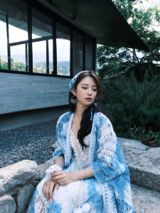 BILLI ZILLY | ผ้าคลุมบูฮีเมียนลายลูกไม้พร้อมพู่สีฟ้า