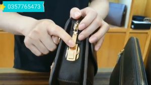 Túi cầm tay Titleist khóa số - Chất liệu da cao cấp