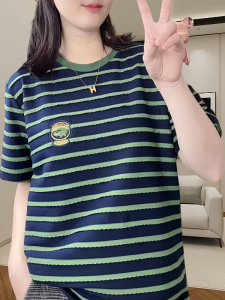 เสื้อยืดคอกลมแขนสั้นลายทางสีบล็อกสุดเก๋สำหรับผู้หญิงในช่วงฤดูร้อนปี 2025 เสื้อยืดคอกลมลายดอกไม้สไตล์เกาหลี