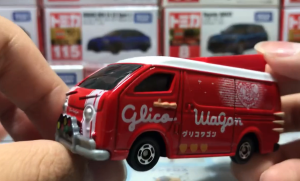 รถกูลิโกะโทมิก้าขนาดเล็ก ⭐⭐ Tomica 58 Toyota Hiace Glico Wagon 1/64 ความยาวรถ 7 ซม ใหม่ในซีล