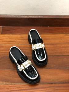 giày sục da bóng đen trắng mũi tròn cao 5 phân quai sich đùi gà