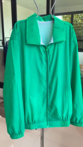 เสื้อแขนยาว ผ้าร่มย่น สีเขียว กันแดด กันลม ราคาโรงงาน ส่งราคาถูก ซับตาข่ายสีขาว