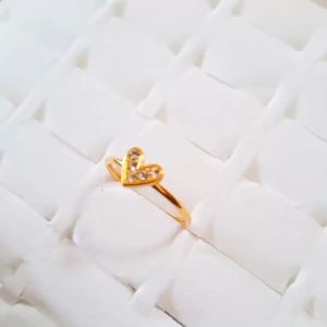 Cincin Titanium Cantik dan elegan remaja Dan dewasa Model Hati kombinasi permata Cincin wanita model terbaru dan anti karat dan anti luntur