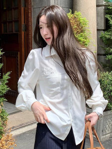 เสื้อเชิ้ตผู้หญิงแขนยาวสีขาว ทรงหลวม ดีไซน์ดอกไม้ 3 มิติ สไตล์ลำลอง ฤดูใบไม้ผลิและฤดูใบไม้ร่วง เสื้อตัวบนทรงเข้ารูป