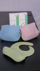 Yếm ăn dặm silicone Lumicare - Không hoạ tiết
