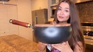 24/26cm Multifunction Frying Pan Rustproof Nonstick Frying Uncoated Pot with Big Belly with Wood/Glass Lid Gas Induction Cooker