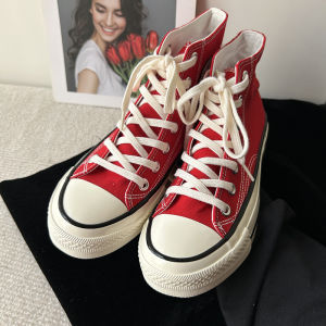 รองเท้าผ้าใบสีแดงคลาสสิกสำหรับผู้หญิง สไตล์เกาหลี Ulzzang รองเท้าผ้าใบส้นแบนแบบสวมได้หลายโอกาส สไตล์คู่รัก รองเท้าบอร์ดสูง