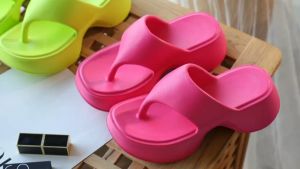 Foya.1 รองเท้าแฟชั่นผู้หญิง พื้นหนาเท็จซูเปอร์ 5.5cm แบบหูคีบ พื้นนุ่มวัสดุ EVA ยืดหยุ่นใส่เดินสบายเท้า