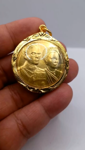 K065 เหรียญ รัชกาล 9 ราชินี พระราชทาน เนื้อทอง ร.9 เลี่ยม กรอบพระ ทองไมครอน ขนาด 4x4 cm.