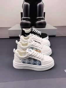 Giày nam màu trắng 2025 Mùa hè mới Breathable Mesh Panel Giày đế mềm Vintage in nhẹ