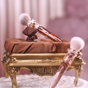 [NEW]Flower Knows The Sweetie Bear Collection Rounder Blush Brush