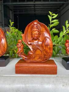 Tượng Gỗ Nhất Tâm Bái Phật để ô tô phòng trà bình an sự bảo hộ tâm linh cao nhất Gỗ sưa kích thước cao 16-12-6cm