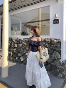 Áo Thun Nữ Tay Ngắn Ôm Vừa Vặn Màu Xanh Lam Cổ Điển Hở Bụng Mùa Thu 2025 Phong Cách Mới Cổ Chữ V Họa Tiết Hoa Ren