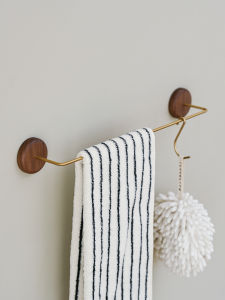 ตู้เสื้อเชิ้ตแบบไม้walnut ติดผนังแบบไม่ต้องเจาะ รacks ผ้าเช็ดหน้า ตะขอเดี่ยว เครื่องมือทำความสะอาดบ้าน โล่ง หรูหรา