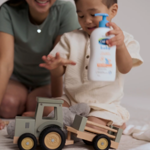 Cetaphil Baby Daily Moisturizing Lotion 400 ml (containing organic calendula) - natural plant oil. Gentle and hypoallergenic. Provides 24-hour moisturization. Suitable for delicate baby skin. Recommended by pediatricians.