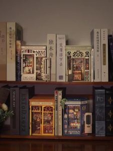 CUTEBEE DIY Book Nook Kit Nhà Búp Bê Thu Nhỏ Bằng Gỗ Có Đèn Cho Giá Sách Quà Tặng Giáng Sinh Sáng Tạo Dành Cho Lứa Tuổi Từ 14 Trở Lên
