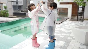 เสื้อกันฝนพลาสติกแบบใสสำหรับเด็ก