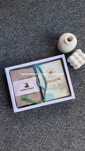 HAMPERS GIFTBOX PASHMINA / POTTON SCARF & ALQURAN CUSTOM NAMA / GIFTBOX ULANG TAHUN / GIFTBOX WISUDA / GIFTBOX PERNIKAHAN / SOUVENIR [ALQURAN CUSTOM NAMA + PASHMINA / POTTON SCARF - PLAIN JILBAB SEGI EMPAT]