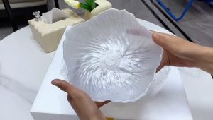 Ins Nordic Modern Flower Shaped Fruit Tray Shaped Home Candy Salad Tray Luxurious Pearl Light Snack Tray Entrance Decoration